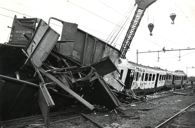 807720 Gezicht op de ravage na de botsing van het electrische treinstel nr. 654 (mat. 1946) van de N.S. met een ...